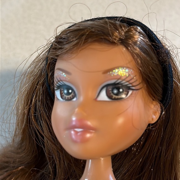 2001 MGA Bratz doll nice eye shadow no earrings (1) please view all photos - Picture 2 of 11